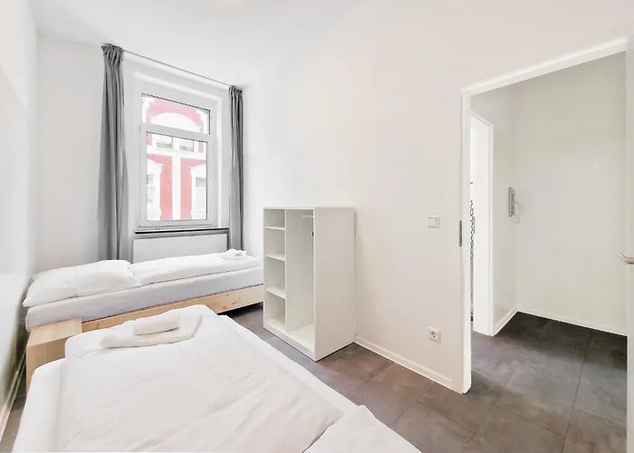 Apartment Tolstov - 3 And 4 Monteur